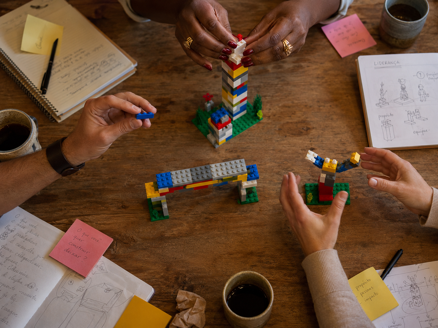 Mãos construindo modelos de LEGO em workshop estratégico